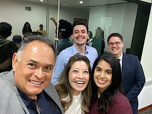 Männer und Frauen machen ein Selfie.